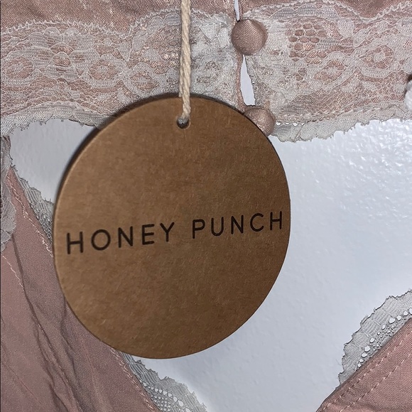 Pink satin dress with white lace trimming - Picture 5 of 5